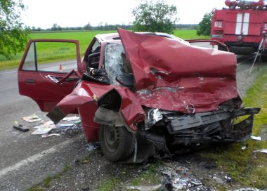 Kharkov, Ukrayna - 14 Haziran 2010: Araba kazasının sonuçları, kaza yapmış bir araba. Trafik kazası.