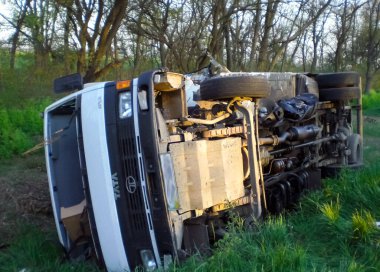 Kharkov, Ukrayna - 14 Haziran 2010: Araba kazasının sonuçları, kaza yapmış bir araba. Trafik kazası.