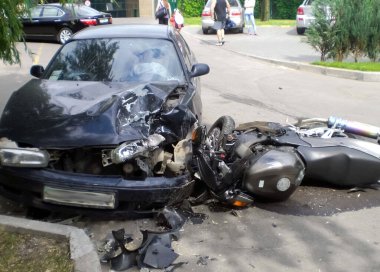 Kharkov, Ukrayna - 14 Haziran 2010: Araba kazasının sonuçları, kaza yapmış bir araba. Trafik kazası.