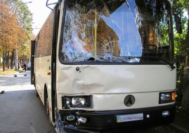 Kharkov, Ukrayna - 17 Haziran 2009: Araba kazasının sonuçları, kaza yapmış bir araba. Trafik kazası.
