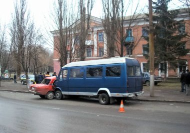 Kharkov, Ukrayna - 17 Haziran 2009: Araba kazasının sonuçları, kaza yapmış bir araba. Trafik kazası.