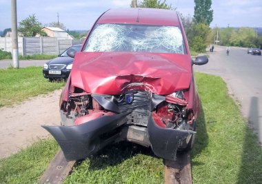 Kharkov, Ukrayna - 17 Haziran 2009: Araba kazasının sonuçları, kaza yapmış bir araba. Trafik kazası.