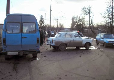 Kharkov, Ukrayna - 17 Haziran 2009: Araba kazasının sonuçları, kaza yapmış bir araba. Trafik kazası.