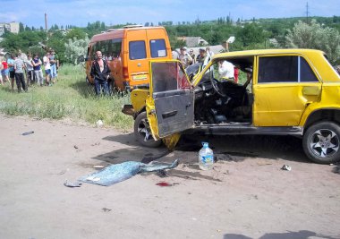 Kharkov, Ukrayna - 17 Haziran 2009: Araba kazasının sonuçları, kaza yapmış bir araba. Trafik kazası.