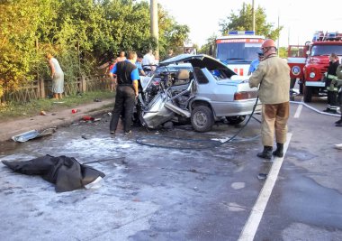 Kharkov, Ukrayna - 17 Haziran 2009: Araba kazasının sonuçları, kaza yapmış bir araba. Trafik kazası.