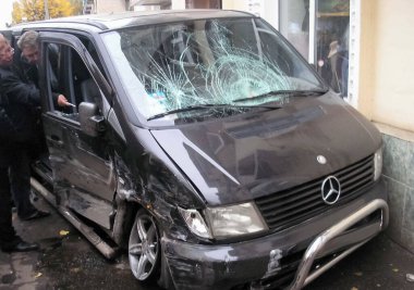 Kharkov, Ukrayna - 17 Haziran 2009: Araba kazasının sonuçları, kaza yapmış bir araba. Trafik kazası.