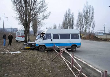 Kharkov, Ukrayna - 17 Haziran 2009: Araba kazasının sonuçları, kaza yapmış bir araba. Trafik kazası.