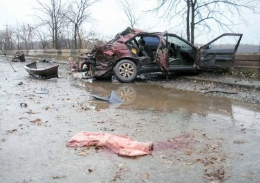 Kharkov, Ukrayna - 17 Haziran 2009: Araba kazasının sonuçları, kaza yapmış bir araba. Trafik kazası.