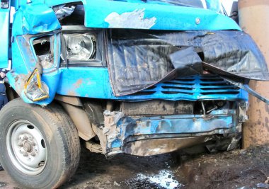 Kharkov, Ukrayna - 17 Haziran 2009: Araba kazasının sonuçları, kaza yapmış bir araba. Trafik kazası.