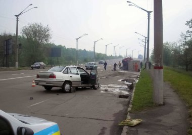 Kharkov, Ukrayna - 17 Haziran 2009: Araba kazasının sonuçları, kaza yapmış bir araba. Trafik kazası.