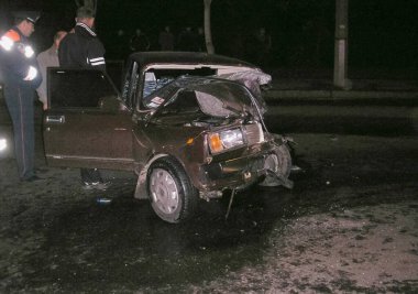 Kharkov, Ukrayna - 17 Haziran 2009: Araba kazasının sonuçları, kaza yapmış bir araba. Trafik kazası.