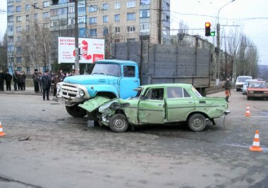 Kharkov, Ukrayna - 17 Haziran 2009: Araba kazasının sonuçları, kaza yapmış bir araba. Trafik kazası.