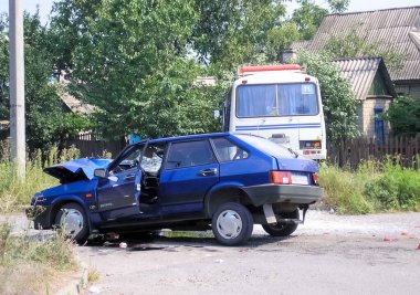 Kharkov, Ukrayna - 17 Haziran 2009: Araba kazasının sonuçları, kaza yapmış bir araba. Trafik kazası.