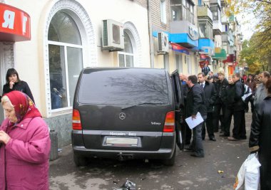 Kharkov, Ukrayna - 17 Haziran 2009: Araba kazasının sonuçları, kaza yapmış bir araba. Trafik kazası.