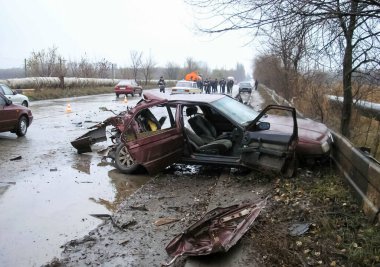 Kharkov, Ukrayna - 17 Haziran 2009: Araba kazasının sonuçları, kaza yapmış bir araba. Trafik kazası.
