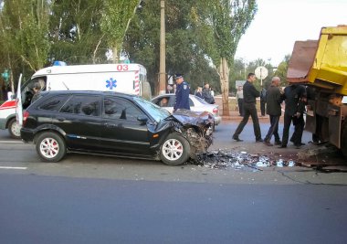 Kharkov, Ukrayna - 17 Haziran 2009: Araba kazasının sonuçları, kaza yapmış bir araba. Trafik kazası.