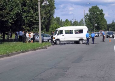 Kharkov, Ukrayna - 17 Haziran 2009: Araba kazasının sonuçları, kaza yapmış bir araba. Trafik kazası.