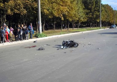 Kharkov, Ukrayna - 17 Haziran 2009: Araba kazasının sonuçları, kaza yapmış bir araba. Trafik kazası.
