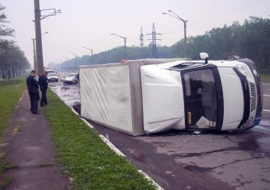Kharkov, Ukrayna - 17 Haziran 2009: Araba kazasının sonuçları, kaza yapmış bir araba. Trafik kazası.