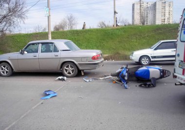 Kharkov, Ukrayna - 17 Haziran 2009: Araba kazasının sonuçları, kaza yapmış bir araba. Trafik kazası.