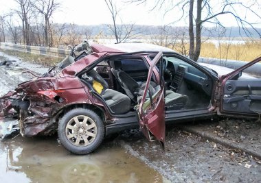 Kharkov, Ukrayna - 17 Haziran 2009: Araba kazasının sonuçları, kaza yapmış bir araba. Trafik kazası.