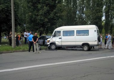 Kharkov, Ukrayna - 17 Haziran 2009: Araba kazasının sonuçları, kaza yapmış bir araba. Trafik kazası.