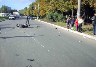 Kharkov, Ukrayna - 17 Haziran 2009: Araba kazasının sonuçları, kaza yapmış bir araba. Trafik kazası.