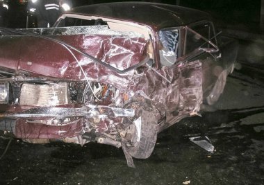 Kharkov, Ukrayna - 17 Haziran 2009: Araba kazasının sonuçları, kaza yapmış bir araba. Trafik kazası.
