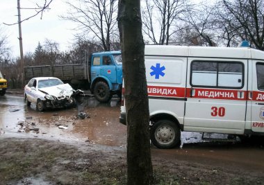 Kharkov, Ukrayna - 17 Haziran 2009: Araba kazasının sonuçları, kaza yapmış bir araba. Trafik kazası.