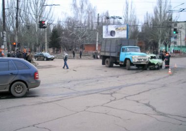 Kharkov, Ukrayna - 17 Haziran 2009: Araba kazasının sonuçları, kaza yapmış bir araba. Trafik kazası.
