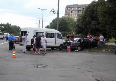Kharkov, Ukrayna - 17 Haziran 2009: Araba kazasının sonuçları, kaza yapmış bir araba. Trafik kazası.