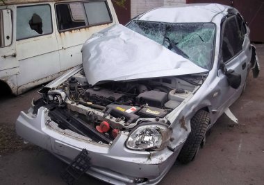 Kharkov, Ukrayna - 17 Haziran 2009: Araba kazasının sonuçları, kaza yapmış bir araba. Trafik kazası.