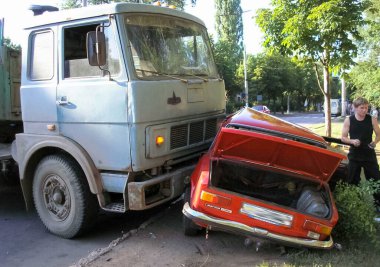 Kharkov, Ukrayna - 17 Haziran 2009: Araba kazasının sonuçları, kaza yapmış bir araba. Trafik kazası.