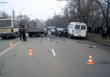 Kharkov, Ukrayna - 17 Haziran 2009: Araba kazasının sonuçları, kaza yapmış bir araba. Trafik kazası.