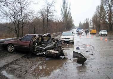 Kharkov, Ukrayna - 17 Haziran 2009: Araba kazasının sonuçları, kaza yapmış bir araba. Trafik kazası.