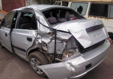 Kharkov, Ukrayna - 17 Haziran 2009: Araba kazasının sonuçları, kaza yapmış bir araba. Trafik kazası.