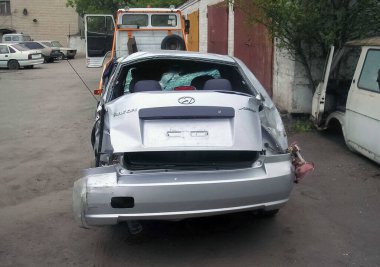 Kharkov, Ukrayna - 17 Haziran 2009: Araba kazasının sonuçları, kaza yapmış bir araba. Trafik kazası.