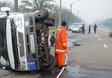 Kharkov, Ukrayna - 17 Haziran 2009: Araba kazasının sonuçları, kaza yapmış bir araba. Trafik kazası.