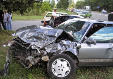 Kharkov, Ukrayna - 17 Haziran 2009: Araba kazasının sonuçları, kaza yapmış bir araba. Trafik kazası.
