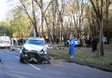 Kharkov, Ukrayna - 17 Haziran 2009: Araba kazasının sonuçları, kaza yapmış bir araba. Trafik kazası.