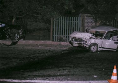 Kharkov, Ukrayna - 17 Haziran 2009: Araba kazasının sonuçları, kaza yapmış bir araba. Trafik kazası.