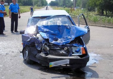 Kharkov, Ukrayna - 17 Haziran 2009: Araba kazasının sonuçları, kaza yapmış bir araba. Trafik kazası.