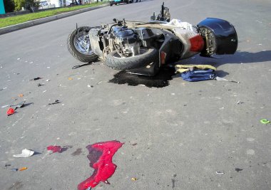 Kharkov, Ukrayna - 17 Haziran 2009: Araba kazasının sonuçları, kaza yapmış bir araba. Trafik kazası.