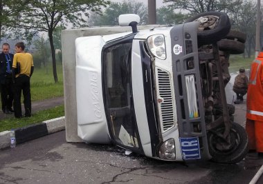 Kharkov, Ukrayna - 17 Haziran 2009: Araba kazasının sonuçları, kaza yapmış bir araba. Trafik kazası.