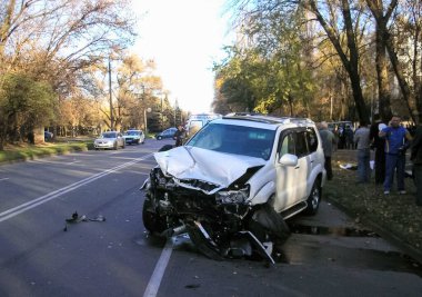 Kharkov, Ukrayna - 17 Haziran 2009: Araba kazasının sonuçları, kaza yapmış bir araba. Trafik kazası.