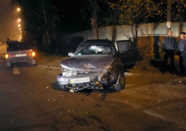 Kharkov, Ukrayna - 17 Haziran 2009: Araba kazasının sonuçları, kaza yapmış bir araba. Trafik kazası.