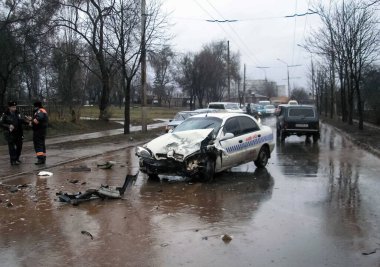 Kharkov, Ukrayna - 17 Haziran 2009: Araba kazasının sonuçları, kaza yapmış bir araba. Trafik kazası.