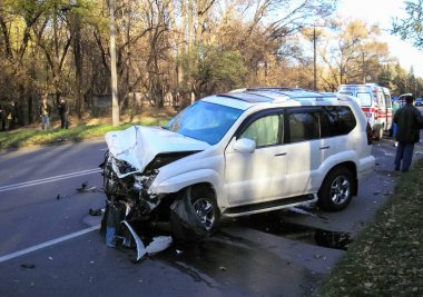 Kharkov, Ukrayna - 17 Haziran 2009: Araba kazasının sonuçları, kaza yapmış bir araba. Trafik kazası.