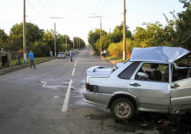 Kharkov, Ukrayna - 17 Haziran 2009: Araba kazasının sonuçları, kaza yapmış bir araba. Trafik kazası.