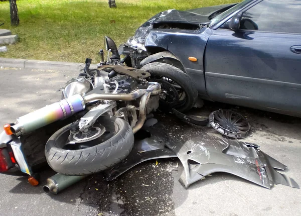 Kharkov, Ukrayna - 14 Haziran 2010: Araba kazasının sonuçları, kaza yapmış bir araba. Trafik kazası.